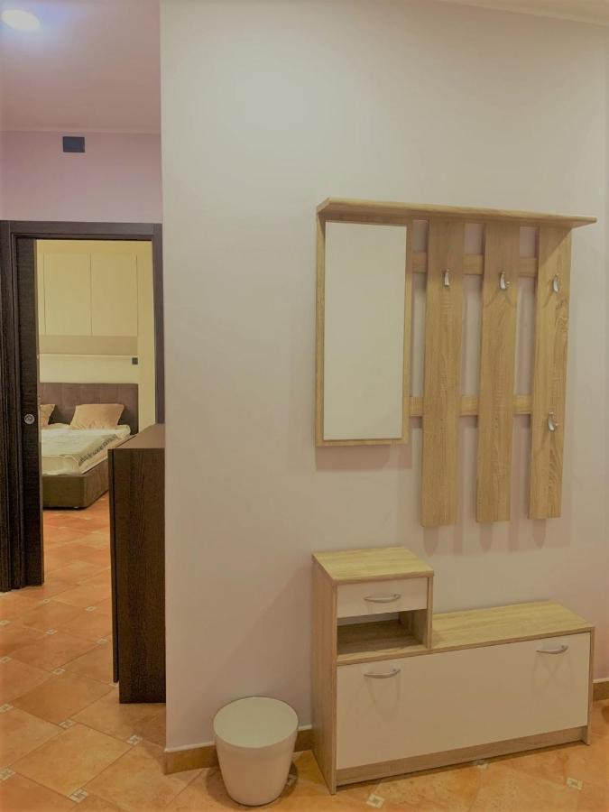Street Apartment *